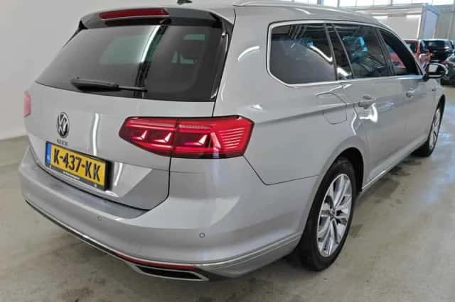 Volkswagen Passat (2021) thumbnail 2