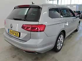 Volkswagen Passat (2021) thumbnail 2