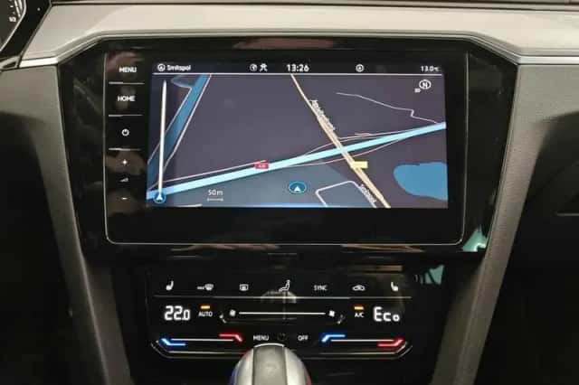 Volkswagen Passat (2021) thumbnail 3