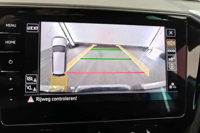 Volkswagen Passat (2021) thumbnail 5