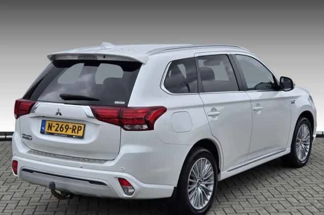 Mitsubishi Outlander (2020) thumbnail 2