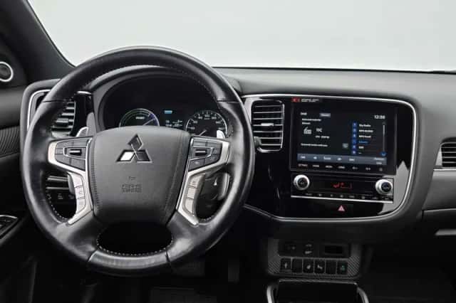 Mitsubishi Outlander (2020) thumbnail 3