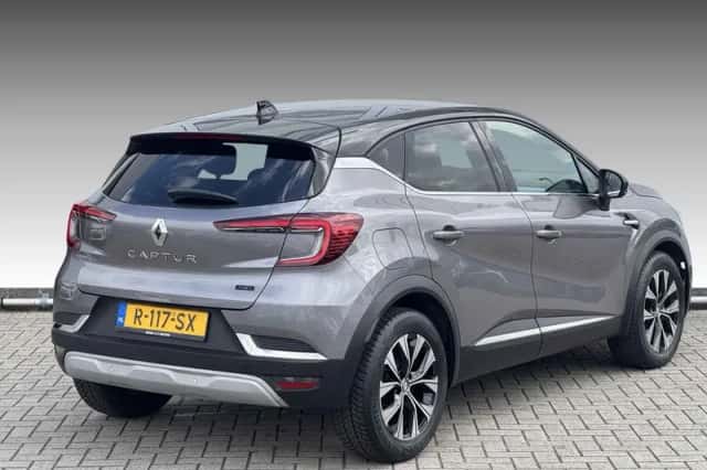 Renault Captur (2022) thumbnail 2