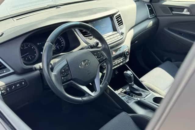 Hyundai Tucson (2016) thumbnail 3