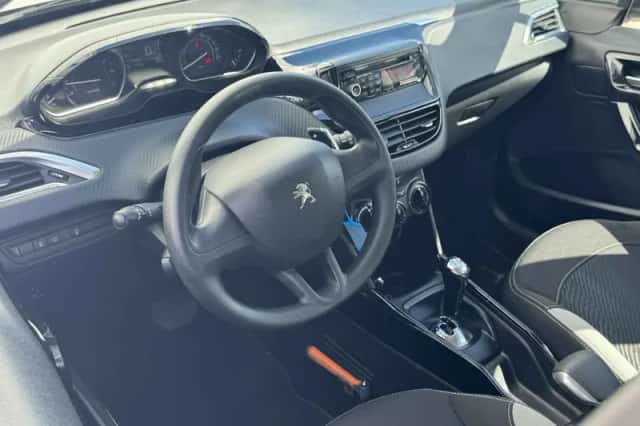 Peugeot 2008 (2016) thumbnail 3