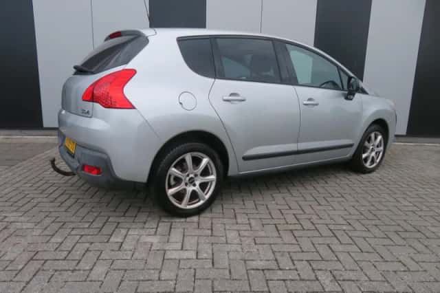 Peugeot 3008 (2012) thumbnail 3