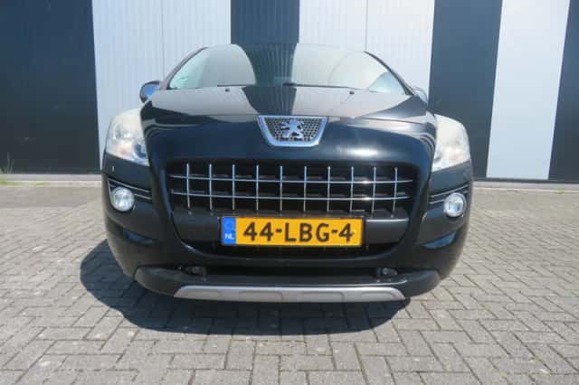 Peugeot 3008 (2010) thumbnail 2