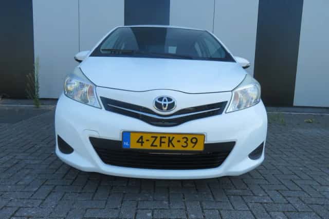 Toyota Yaris (2015) thumbnail 2