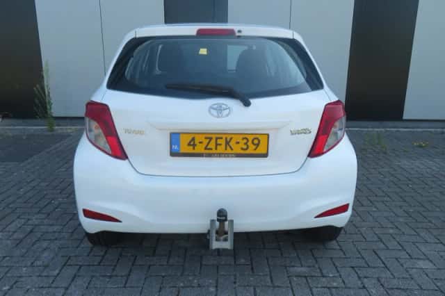 Toyota Yaris (2015) thumbnail 4