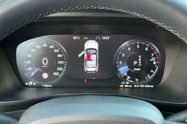 Volvo XC40 (2022) thumbnail 3