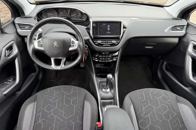 Peugeot 2008 (2016) thumbnail 2