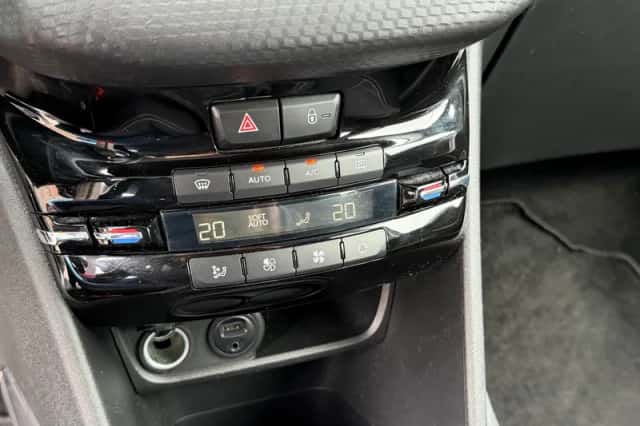 Peugeot 2008 (2016) thumbnail 28