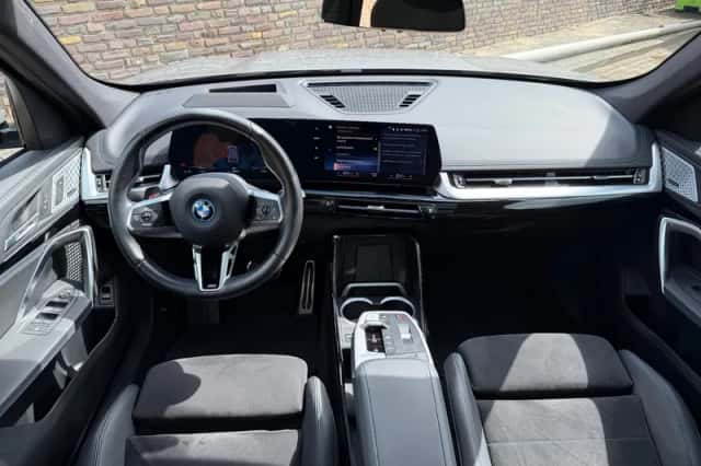 BMW iX1 (2023) thumbnail 2