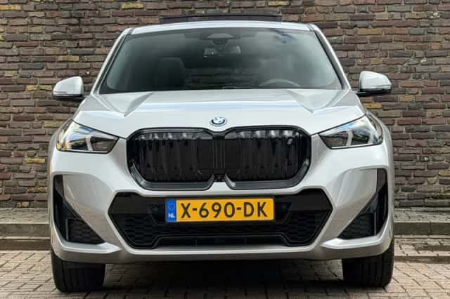 BMW iX1 (2023) thumbnail 6