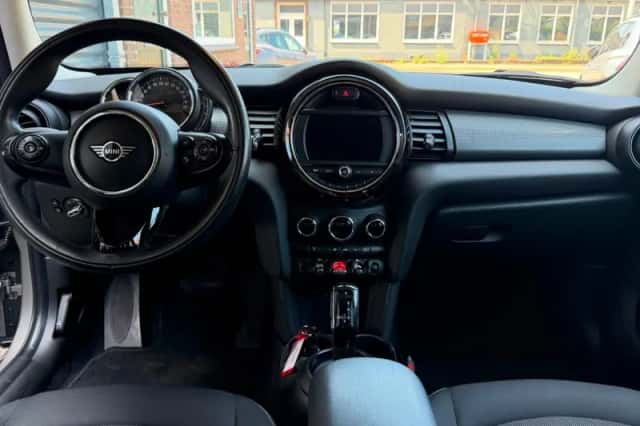 MINI Cooper (2019) thumbnail 2