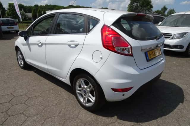 Ford Fiesta (2014) thumbnail 4