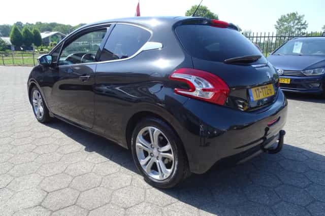 Peugeot 208 (2012) thumbnail 4