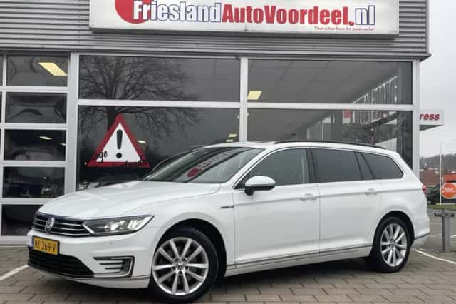 Volkswagen Passat (2015) thumbnail 1