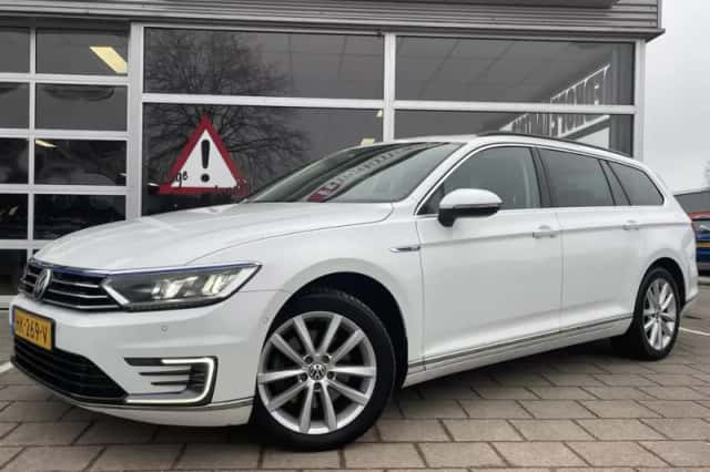 Volkswagen Passat (2015) thumbnail 2