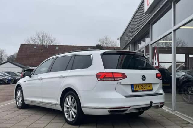 Volkswagen Passat (2015) thumbnail 3