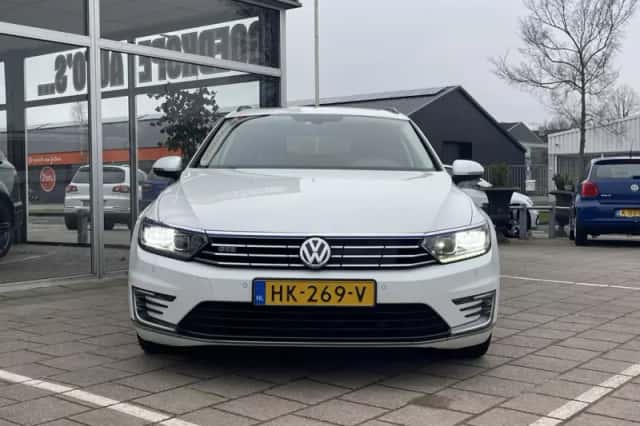 Volkswagen Passat (2015) thumbnail 5