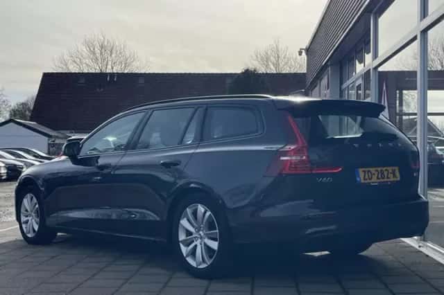 Volvo V60 (2018) thumbnail 3