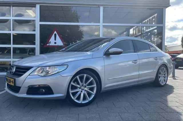 Volkswagen Passat (2010) thumbnail 2