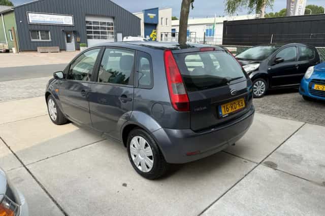 Ford Fiesta (2005) thumbnail 4