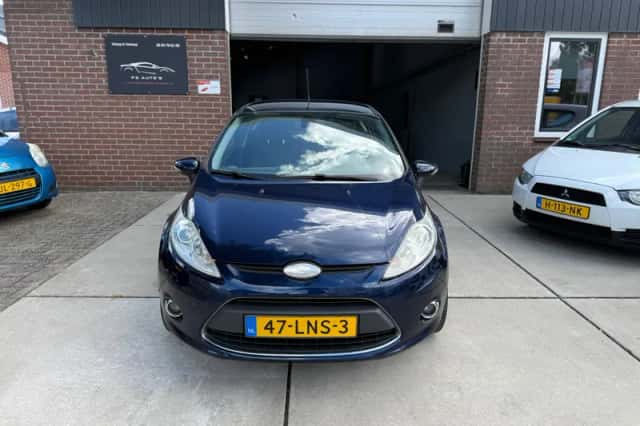 Ford Fiesta (2010) thumbnail 2
