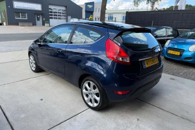 Ford Fiesta (2010) thumbnail 4