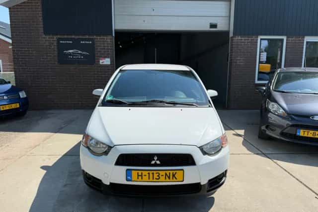 Mitsubishi Colt (2012) thumbnail 2