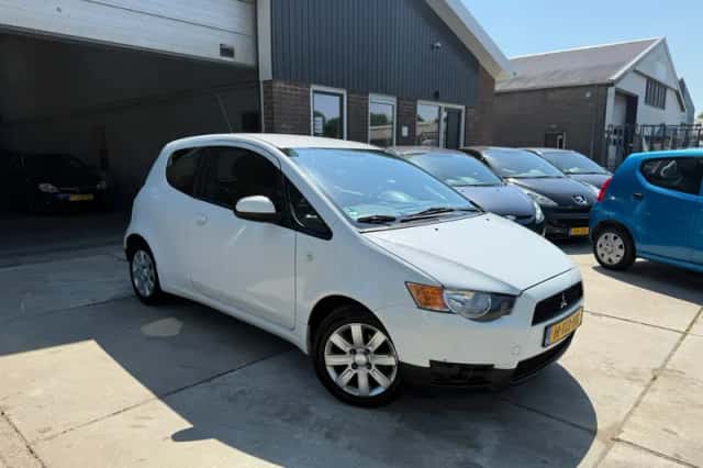 Mitsubishi Colt (2012) thumbnail 3