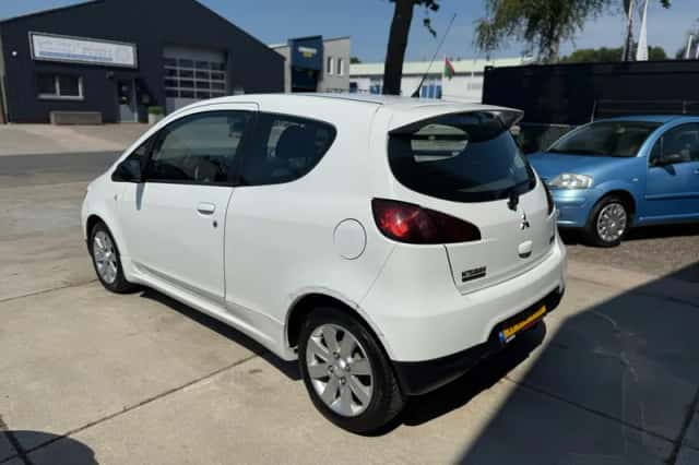 Mitsubishi Colt (2012) thumbnail 4