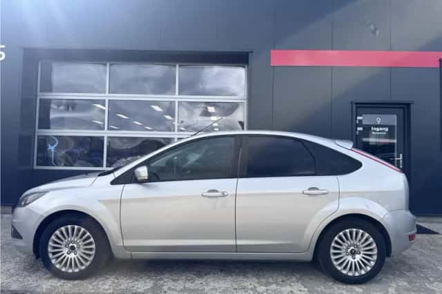 Ford Focus (2010) thumbnail 3