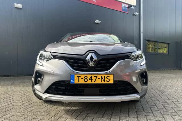 Renault Captur (2023) thumbnail 3