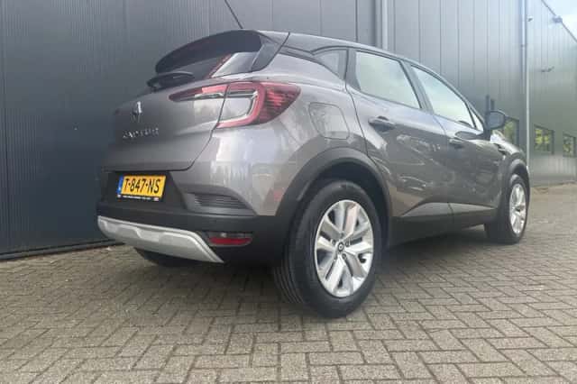 Renault Captur (2023) thumbnail 6