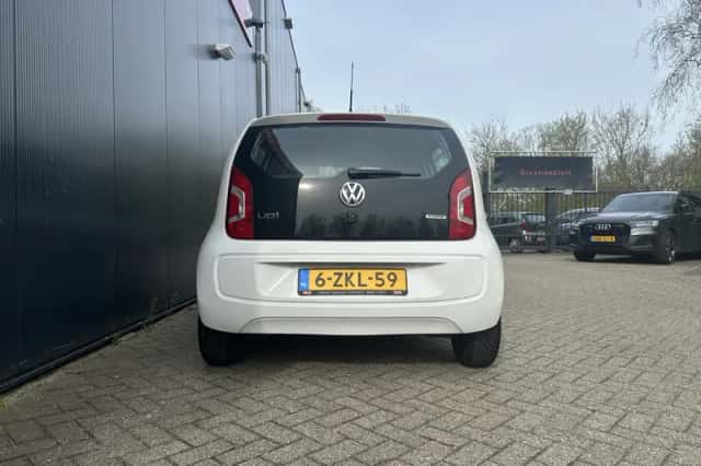 Volkswagen Up! (2015) thumbnail 5