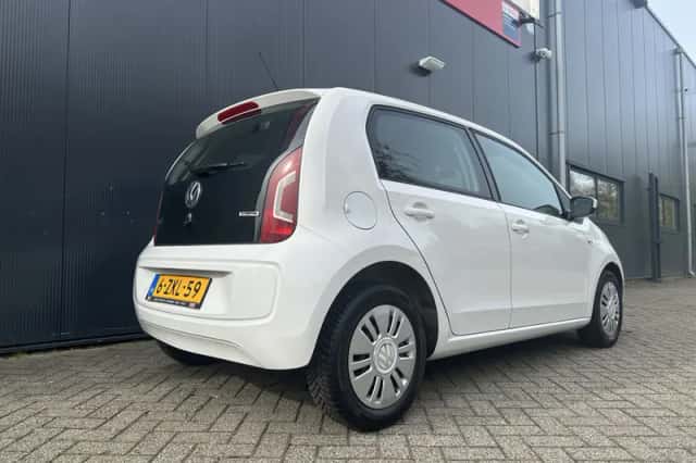 Volkswagen Up! (2015) thumbnail 6