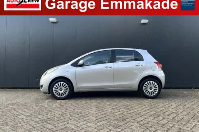 Toyota Yaris (2011) thumbnail 2