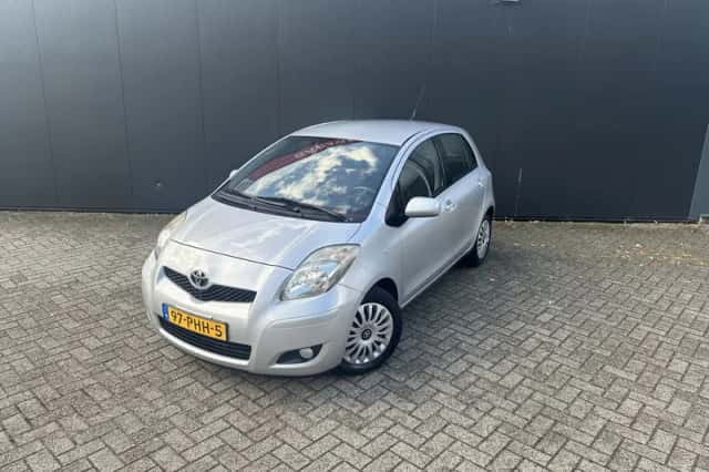 Toyota Yaris (2011) thumbnail 3