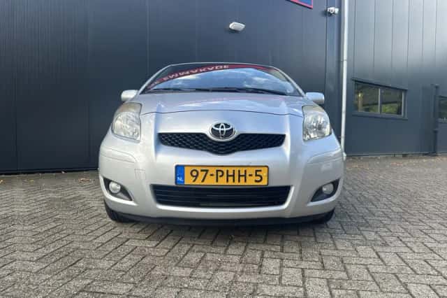 Toyota Yaris (2011) thumbnail 4