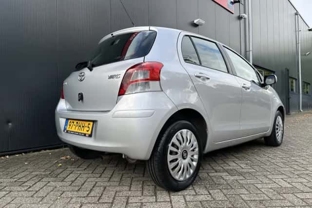 Toyota Yaris (2011) thumbnail 5