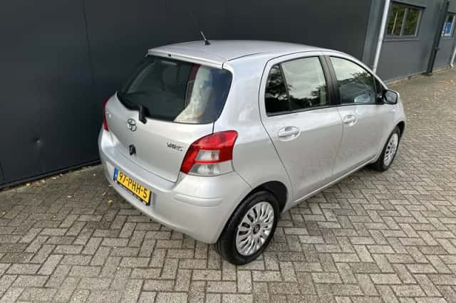 Toyota Yaris (2011) thumbnail 6