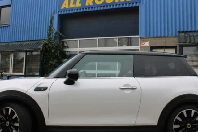 MINI Cooper (2023) thumbnail 1