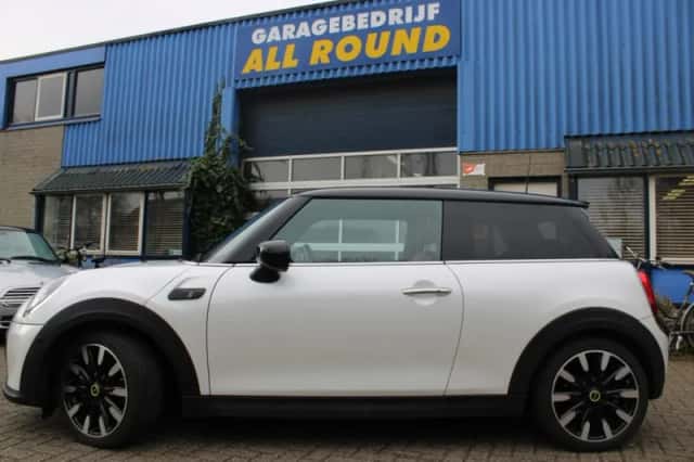 MINI Cooper (2023) thumbnail 2