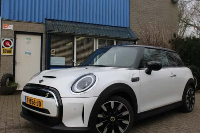 MINI Cooper (2023) thumbnail 3