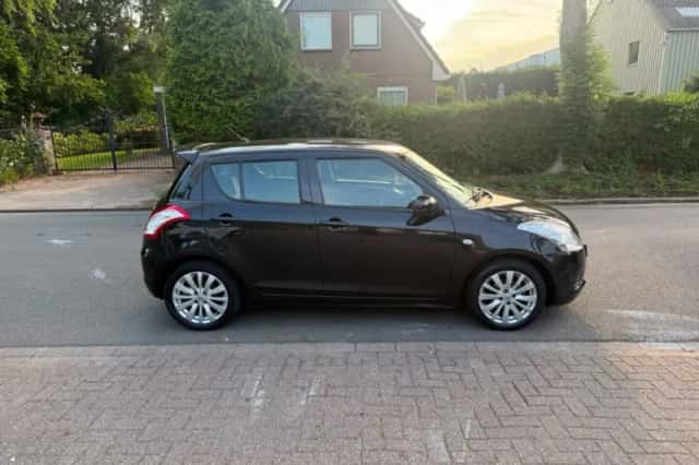 Suzuki Swift (2013) thumbnail 5