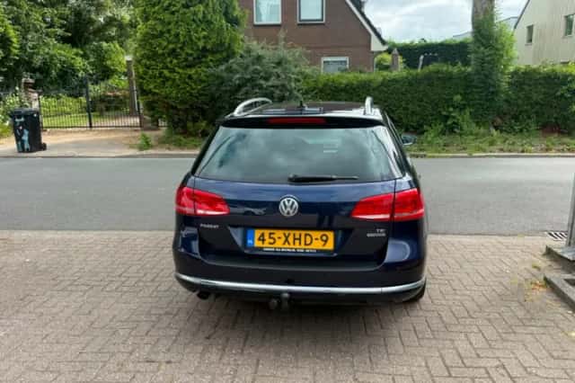 Volkswagen Passat (2012) thumbnail 3