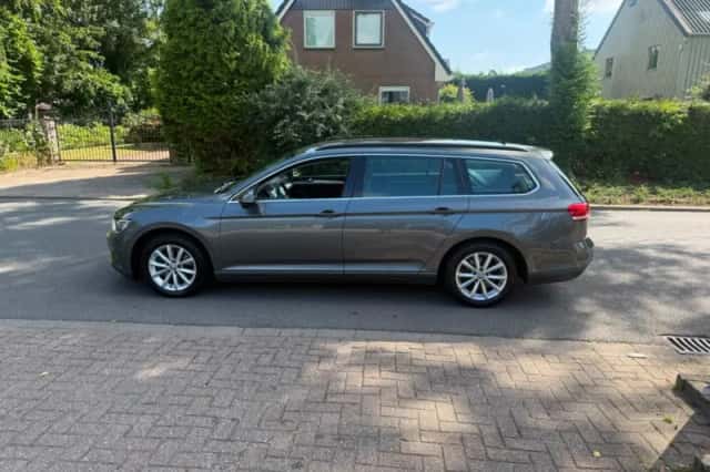 Volkswagen Passat (2015) thumbnail 2