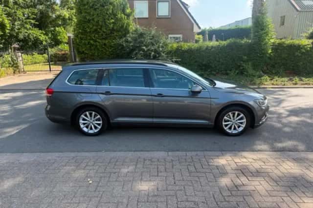 Volkswagen Passat (2015) thumbnail 3